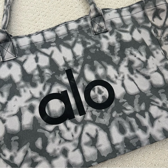 Alo Yoga Tote Bag - Picture 2 of 7